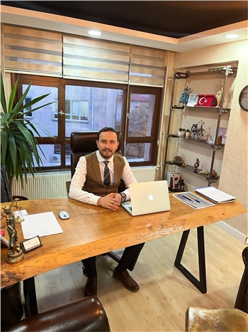 Avukat Burhan Demirci, Kapsam Hukuk ve Danışmanlık Bürosu bünyesinde, başta ceza hukuku, ticaret hukuku ve iş hukuku olmak üzere birçok hukuki alanda uzmanlaşmış bir avukattır.